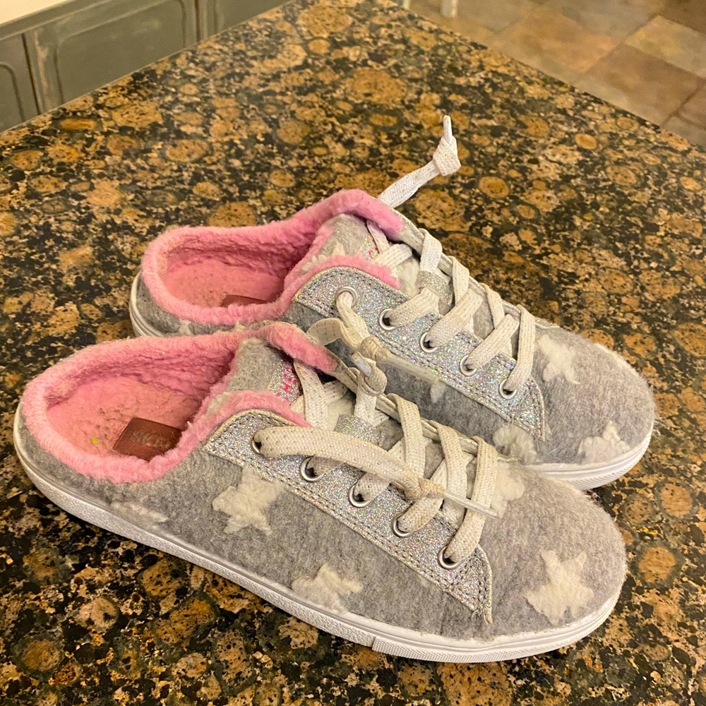 Kids Sketchers Slip Ons Size 4 Girls ! Sparkling ✨ and glittery ! 💗✨